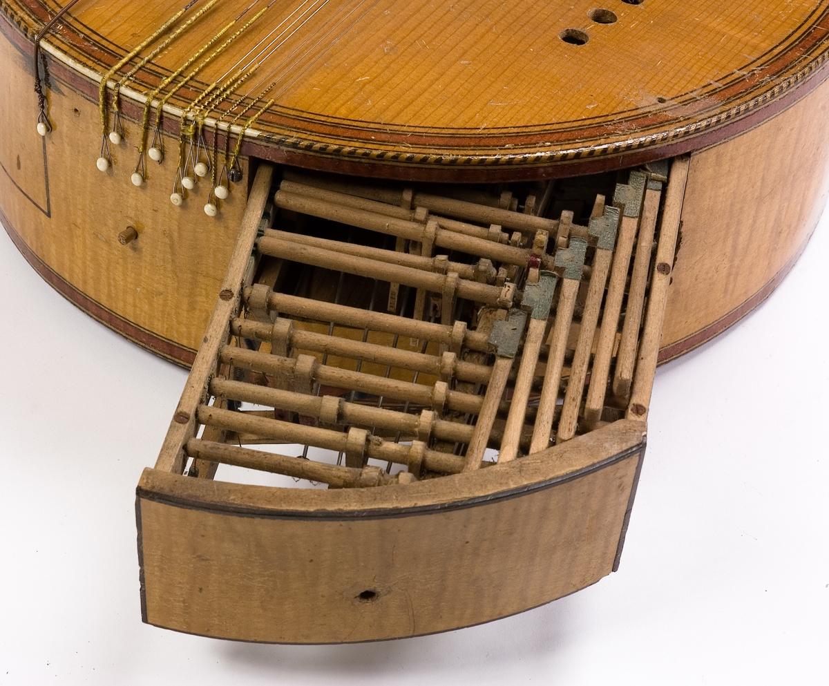 En cister av engelsk modell med engelsk stämmekanism(Preston) Tämligen oval Korpus, 12 strängar. snäckan avslutas med en kvadratiskt utsmyckning i olika faner. I sargen finn en lucka där man når mekaniken till de tangenter som en gång suttit på instrumentet men som nu är borta. Ljudhålet är täckt med en mässingsrosett med runda med två rader med runda hål. 