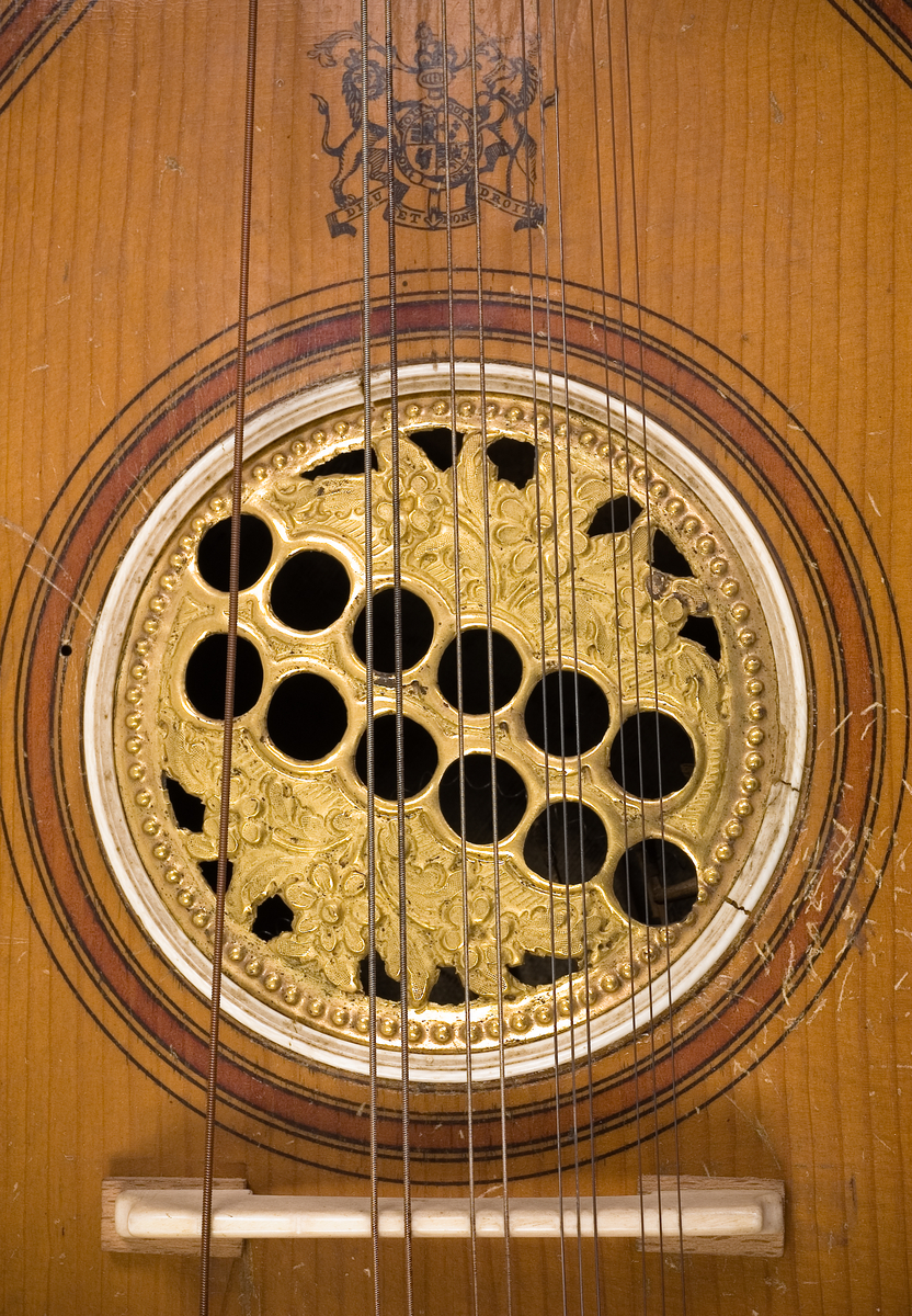 En cister av engelsk modell med engelsk stämmekanism(Preston) Tämligen oval Korpus, 12 strängar. snäckan avslutas med en kvadratiskt utsmyckning i olika faner. I sargen finn en lucka där man når mekaniken till de tangenter som en gång suttit på instrumentet men som nu är borta. Ljudhålet är täckt med en mässingsrosett med runda med två rader med runda hål. 