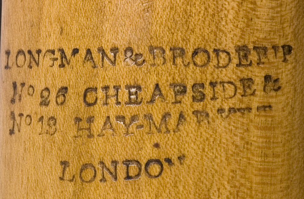 En cister av engelsk modell med engelsk stämmekanism(Preston) Tämligen oval Korpus, 12 strängar. snäckan avslutas med en kvadratiskt utsmyckning i olika faner. I sargen finn en lucka där man når mekaniken till de tangenter som en gång suttit på instrumentet men som nu är borta. Ljudhålet är täckt med en mässingsrosett med runda med två rader med runda hål. 