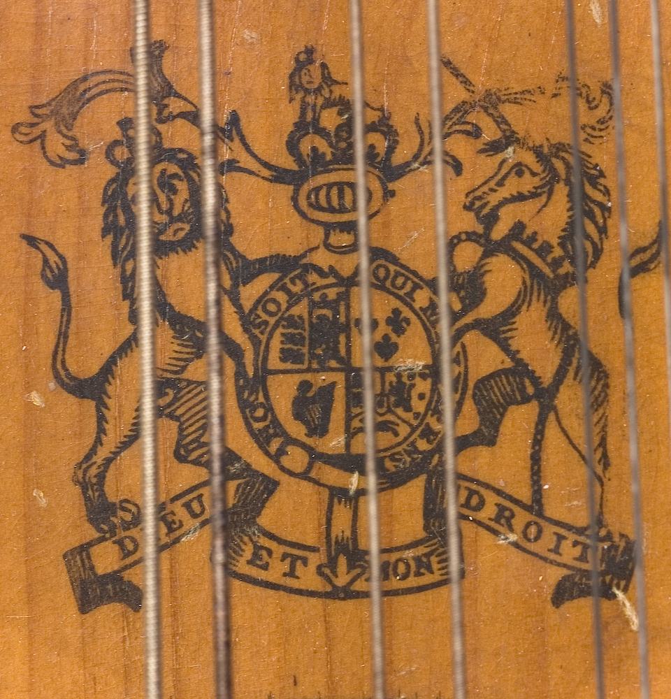 En cister av engelsk modell med engelsk stämmekanism(Preston) Tämligen oval Korpus, 12 strängar. snäckan avslutas med en kvadratiskt utsmyckning i olika faner. I sargen finn en lucka där man når mekaniken till de tangenter som en gång suttit på instrumentet men som nu är borta. Ljudhålet är täckt med en mässingsrosett med runda med två rader med runda hål. 