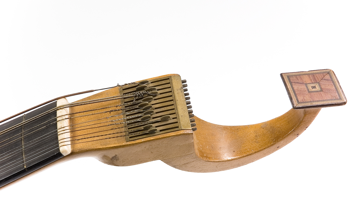 En cister av engelsk modell med engelsk stämmekanism(Preston) Tämligen oval Korpus, 12 strängar. snäckan avslutas med en kvadratiskt utsmyckning i olika faner. I sargen finn en lucka där man når mekaniken till de tangenter som en gång suttit på instrumentet men som nu är borta. Ljudhålet är täckt med en mässingsrosett med runda med två rader med runda hål. 