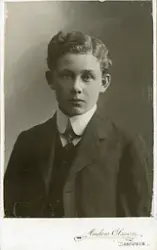 Porträtt av Filip Jacobson (enligt text baksida kort).