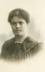Porträtt av Hedvig Bengtsson, april 1919 (enligt text baksida kort).