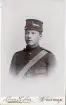 Porträtt av man i uniform.
