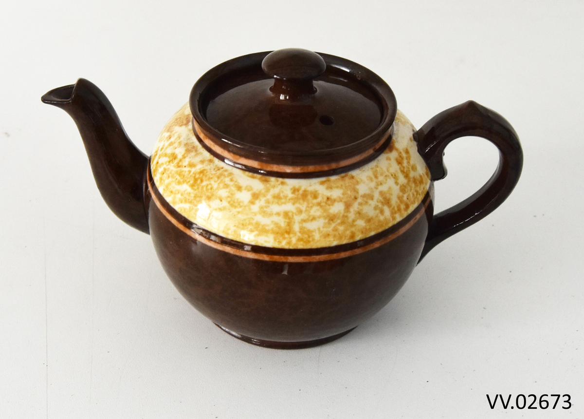 Rødbrun tekanne med lokk