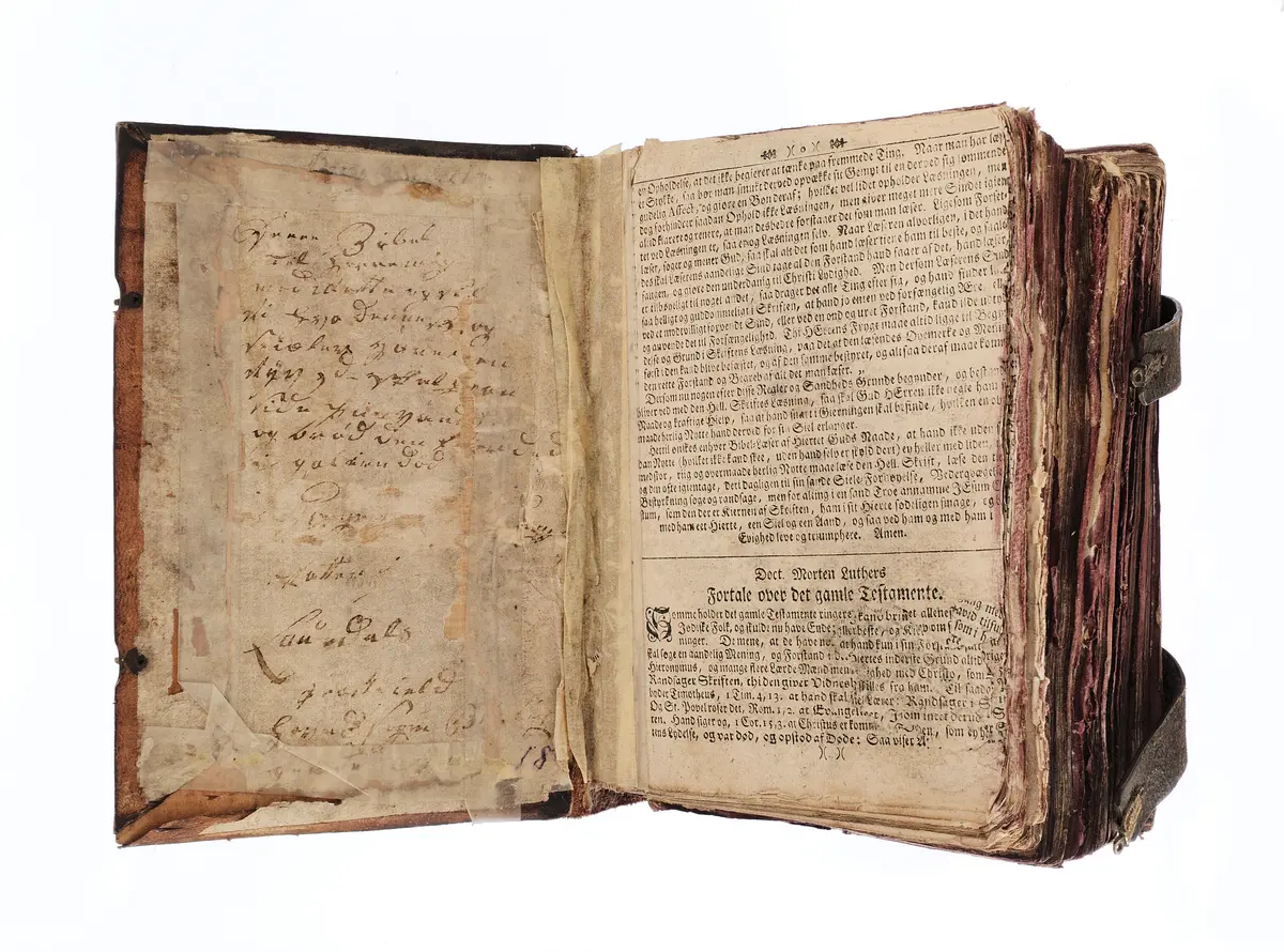 Bibel med skinnomslag. 