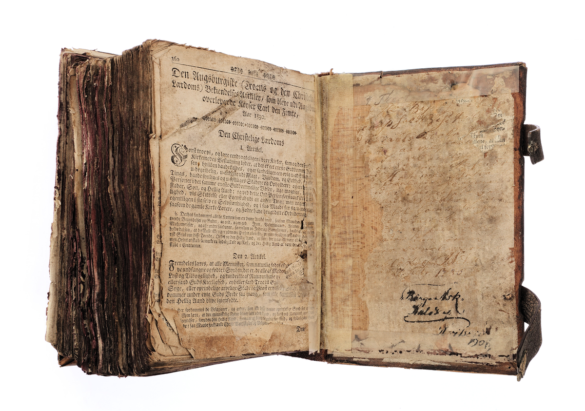 Bibel med skinnomslag. 