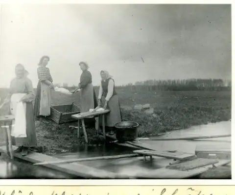 Lillhärad sn. Kvinnor klappar tvätt, Prästgården.