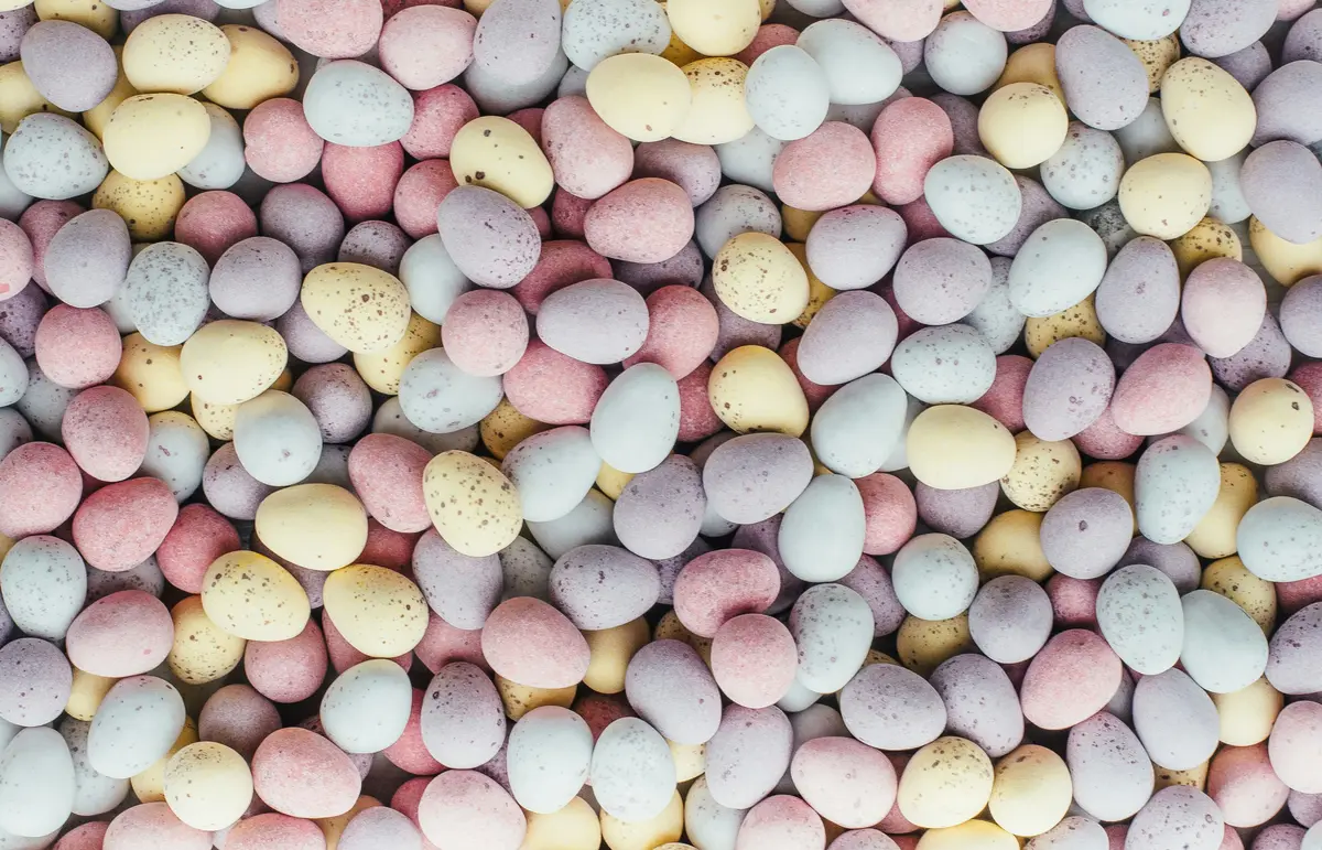 Godisägg i rosa, lila, vitt och gult. 