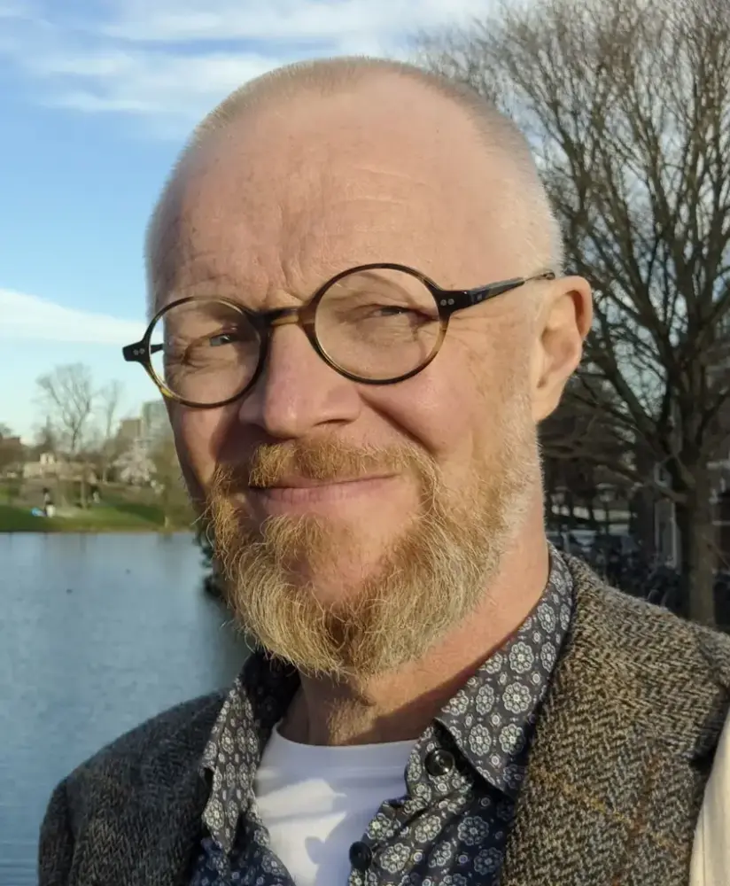 Profil på en man med glasögon och ljust skägg.