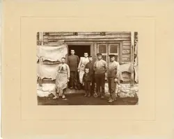 Garveriet på Sand. Garverne og en gutt er oppstilt i døra. F