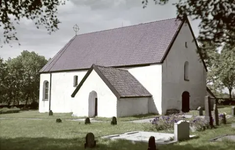 Hanhals medeltida kyrka och kyrkogård sett från nordväst, med koret till vänster i bild. På 1890-talet uppfördes en ny kyrka på annan plats och den gamla togs ur bruk, men den nya brann ned 1936. Man lät då renovera den medeltida kyrkan och bygga en ny klockstapel. Återinvigningen skedde 1940.