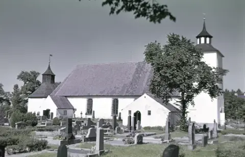 Onsala kyrka och kyrkogård sedd från nordväst.