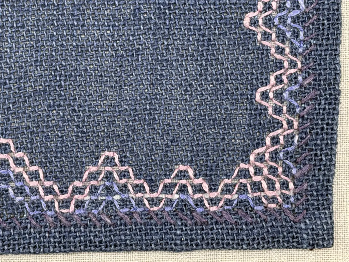 Bordsduk gjord av linneväv med 7,5tr/cm i tuskaft och broderi utfört med lintråd i edasöm och halva korsstygn sydda över tre trådar. Duken har 9mm bred dubbelvikt fåll runt om och raka hörn sömmade med kaststygn.
