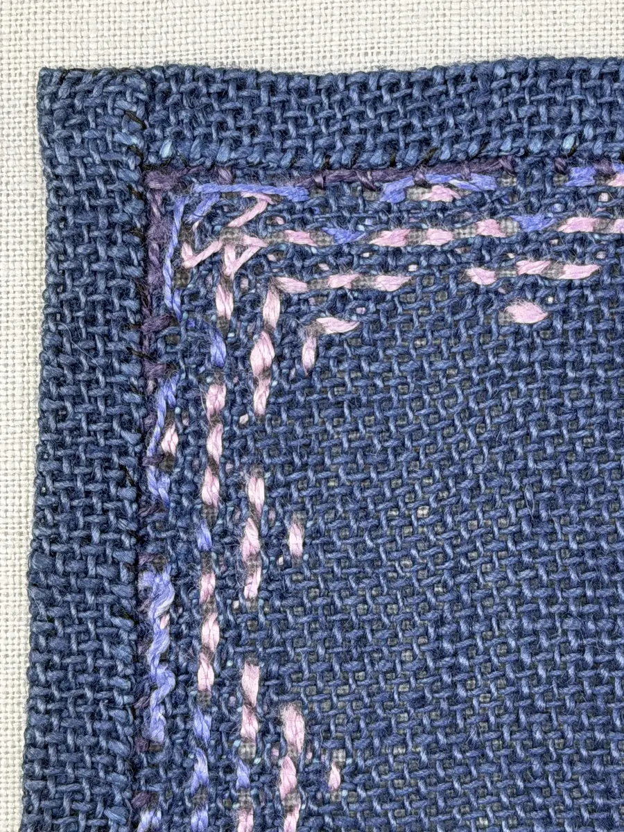 Bordsduk gjord av linneväv med 7,5tr/cm i tuskaft och broderi utfört med lintråd i edasöm och halva korsstygn sydda över tre trådar. Duken har 9mm bred dubbelvikt fåll runt om och raka hörn sömmade med kaststygn.
