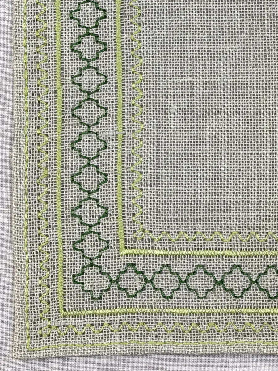 Bordsduk gjord av linneväv med 8tr/cm i tuskaft och broderi utfört med lintråd i åtdragen kastsöm och edasöm sydd över tre trådar. Duken har 7mm bred dubbelvikt fåll runt om fastsydd med dubbla förstygn samt raka hörn, vilka är sömmade med kaststygn.
