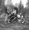 Orientering, 27/9 1942. 
Några ungdomar studerar kartor m.m. vid några bergsknallar.