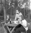 Orientering, 27/9 1942. 
Kaffepaus utomhus. Tre unga kvinnor dricker kaffe.