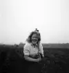 Potatisplockning 1942. 
En glad potatisplockerska.