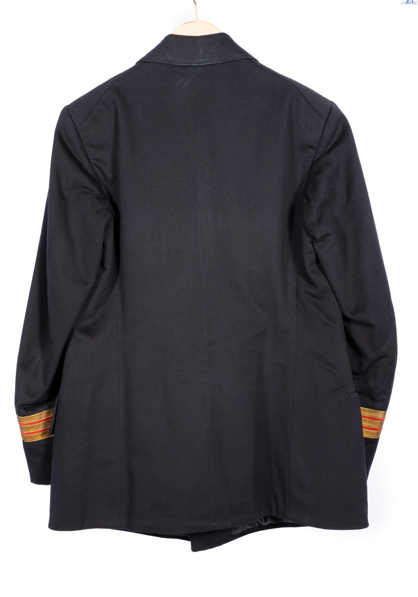 Kavaj m/1904 med gradbeteckning (gamla modellen) för marinläkare med kaptens tjänsteklass.