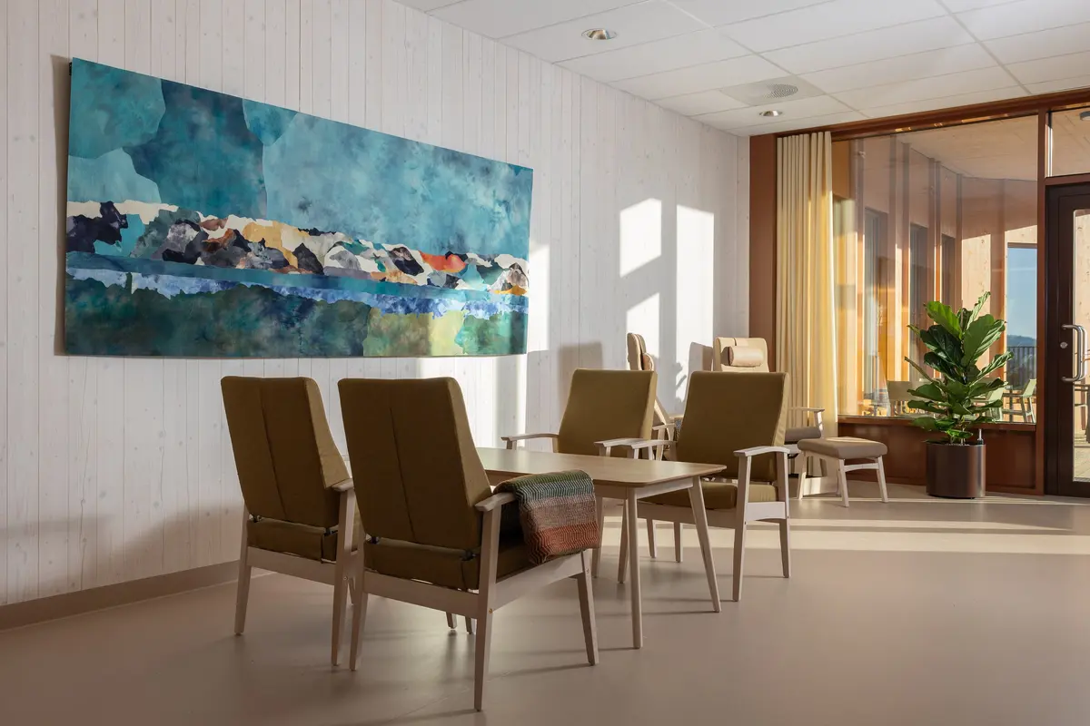 Verket viser en abstrakt tolkning av utsikten fra Høyset mot fjorden og Fosenalpene.