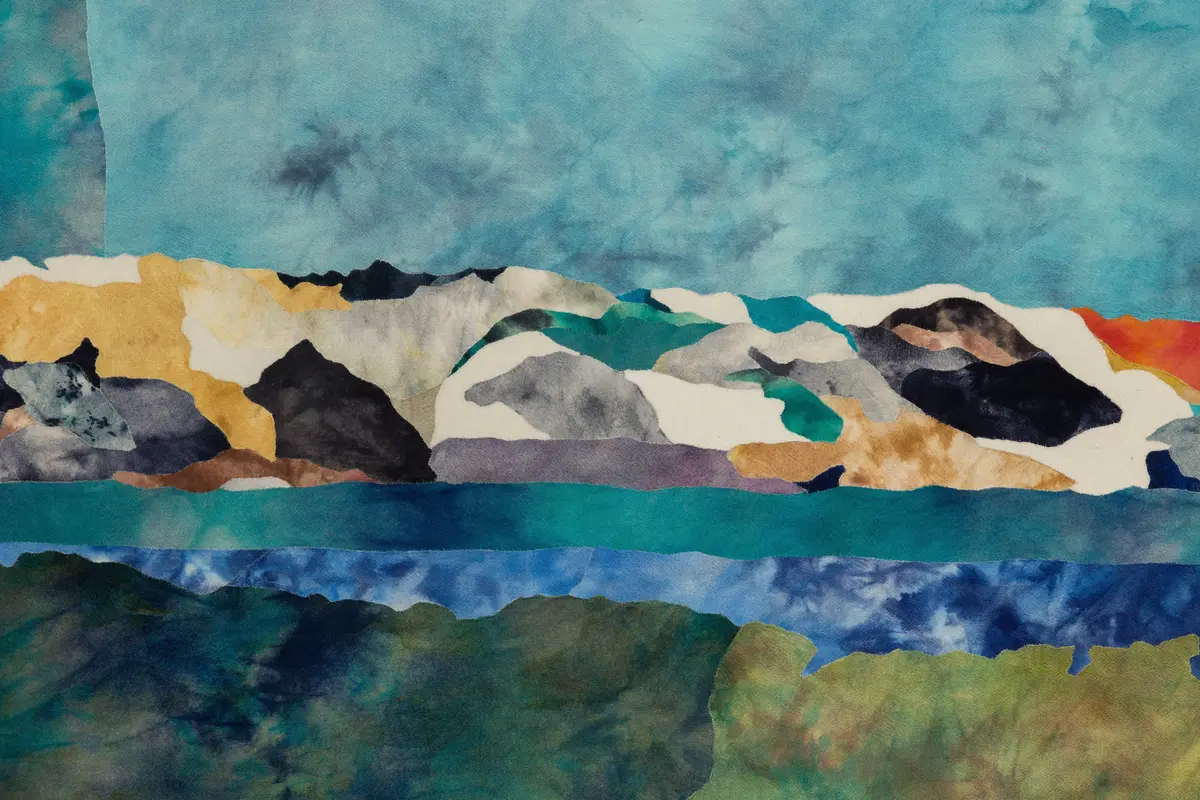 Verket viser en abstrakt tolkning av utsikten fra Høyset mot fjorden og Fosenalpene.