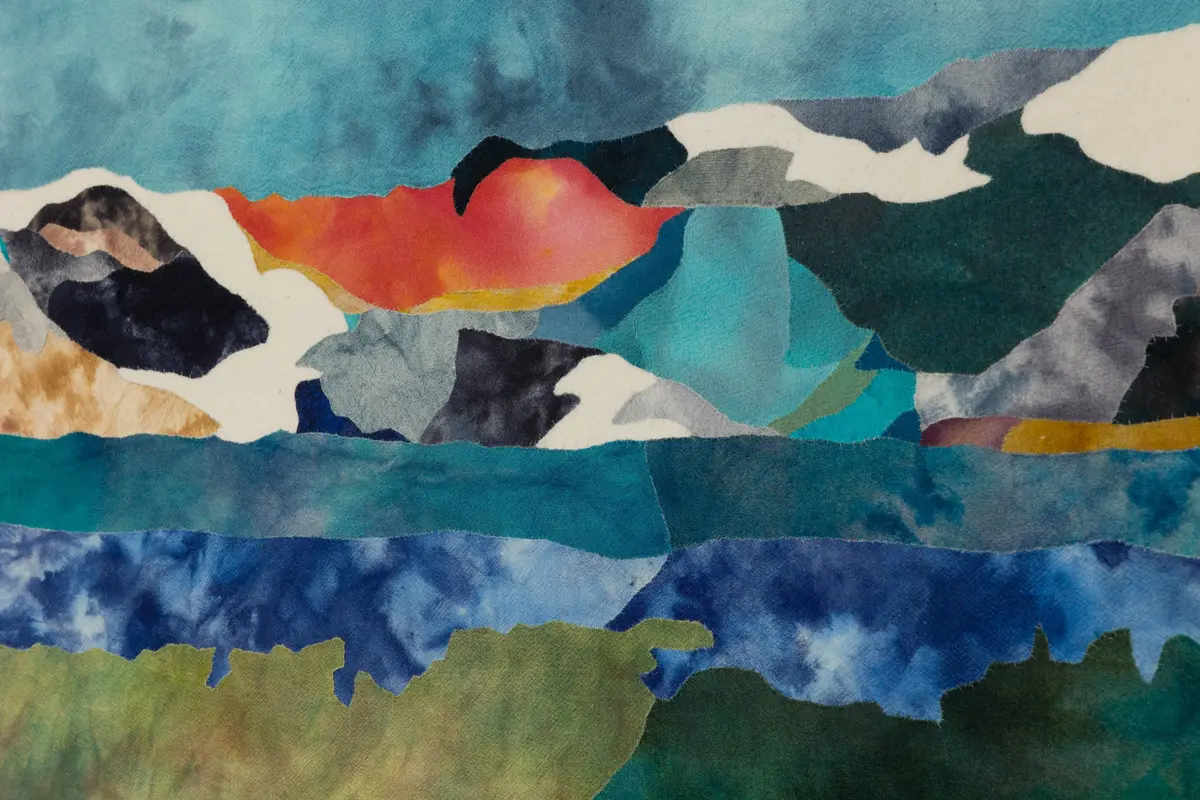 Verket viser en abstrakt tolkning av utsikten fra Høyset mot fjorden og Fosenalpene.