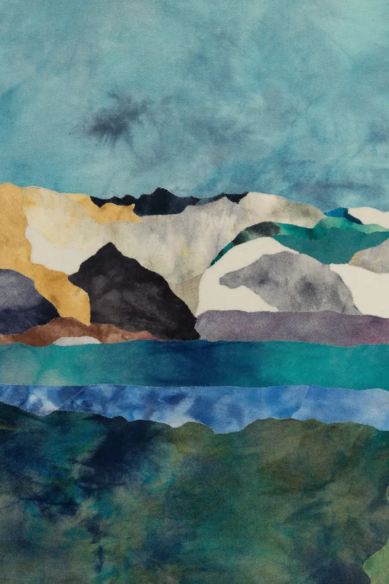 Verket viser en abstrakt tolkning av utsikten fra Høyset mot fjorden og Fosenalpene.