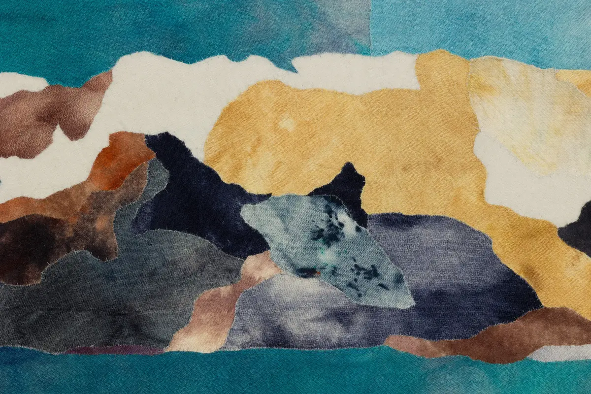 Verket viser en abstrakt tolkning av utsikten fra Høyset mot fjorden og Fosenalpene.