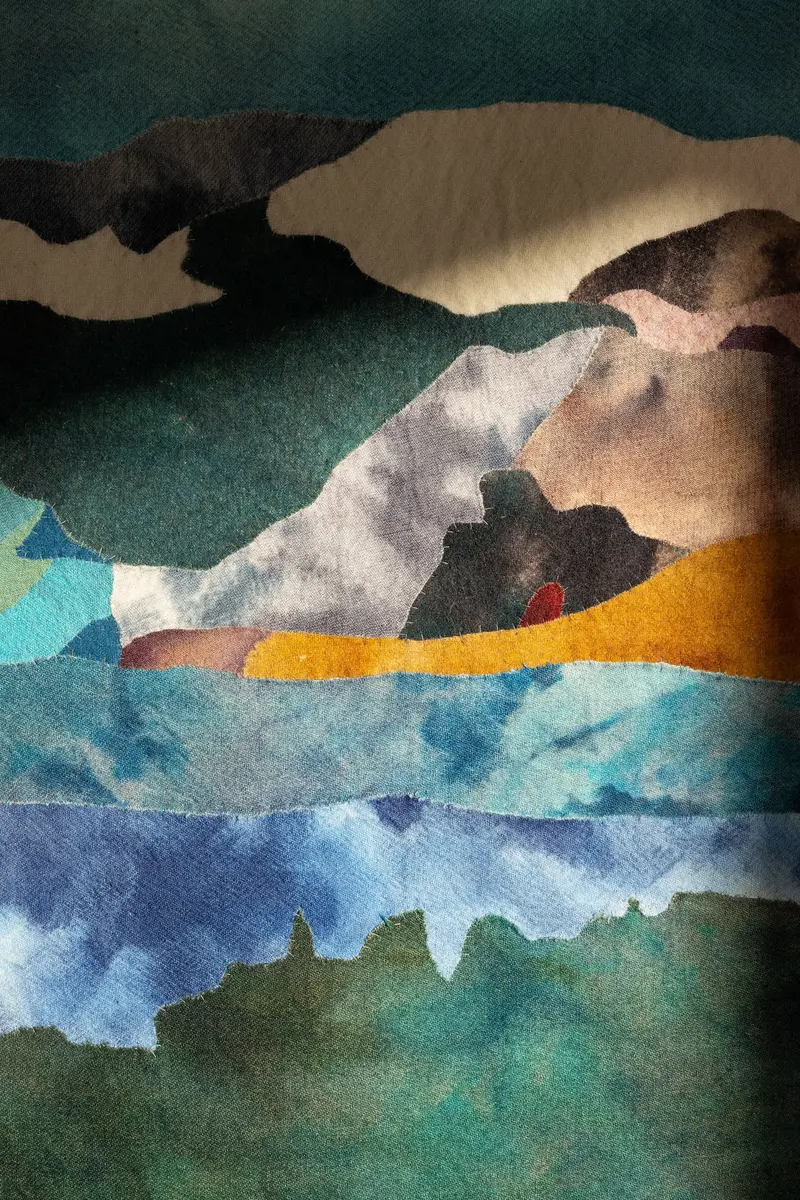 Verket viser en abstrakt tolkning av utsikten fra Høyset mot fjorden og Fosenalpene.