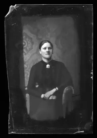 Porträtt av en ung kvinna.