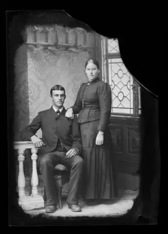 Porträtt av en ung man och kvinna.