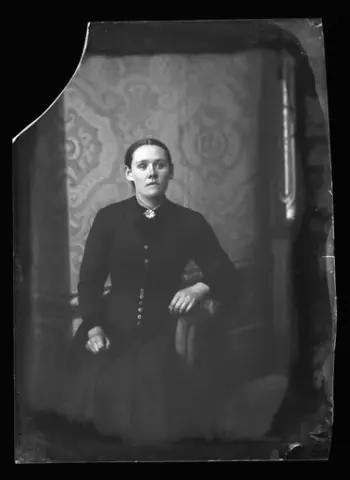 Porträtt av en kvinna.