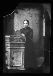 Helporträtt av en ung kvinna.