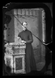 Helporträtt av en kvinna.