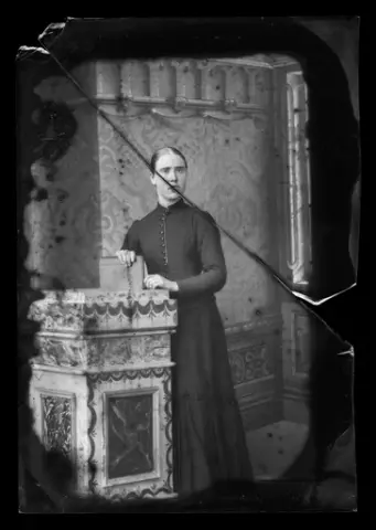 Helporträtt av en kvinna.