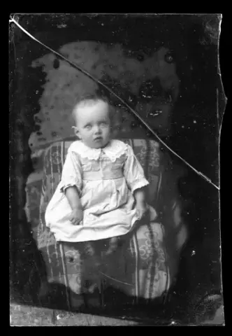 Porträtt av ett litet barn.