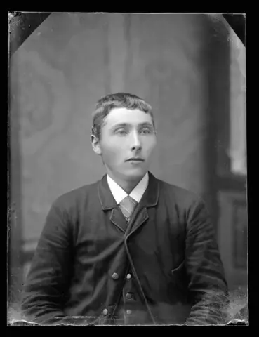 Porträtt av en ung man.