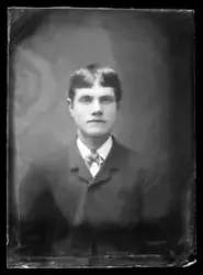 Porträtt av en ung man.