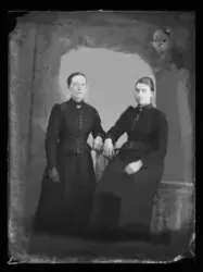 Porträtt av två kvinnor.