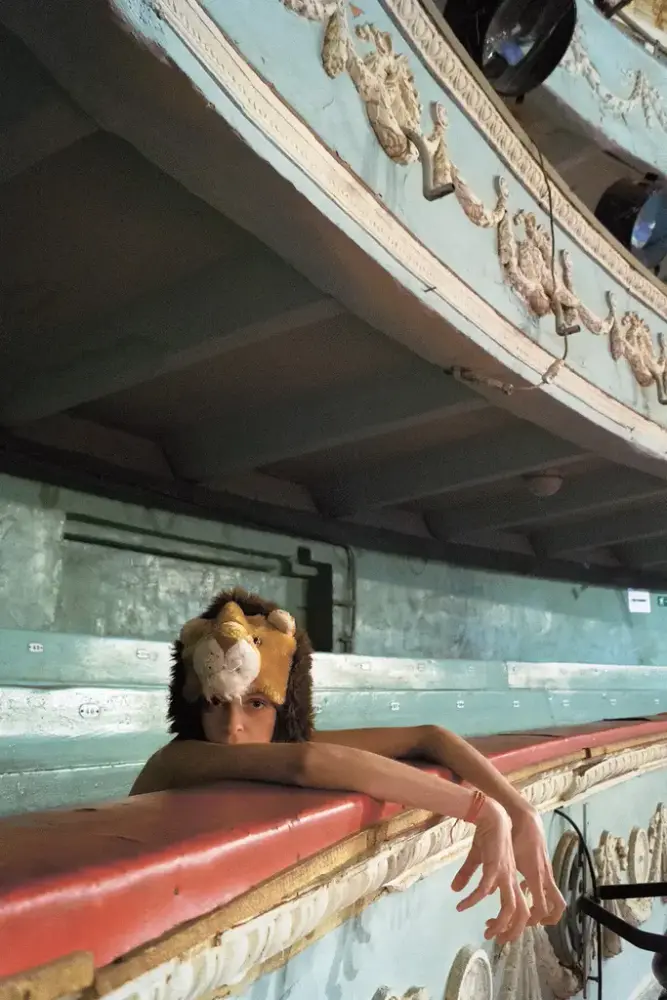 Polina Polikarpova, fra serien Pretty Ghetto, 2010-2019, Digital kopi fra et positiv i Preus museums utstilling «Hjem». 