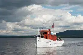 En rød og hvit varpebåt på en sjø