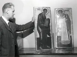 Sigvald Normann-Hanssen står ved to ikoner