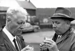 Sigvald Normann-Hanssen i prat med Åsmund Warelius