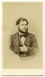 Porträtt på en man i halvfigur.