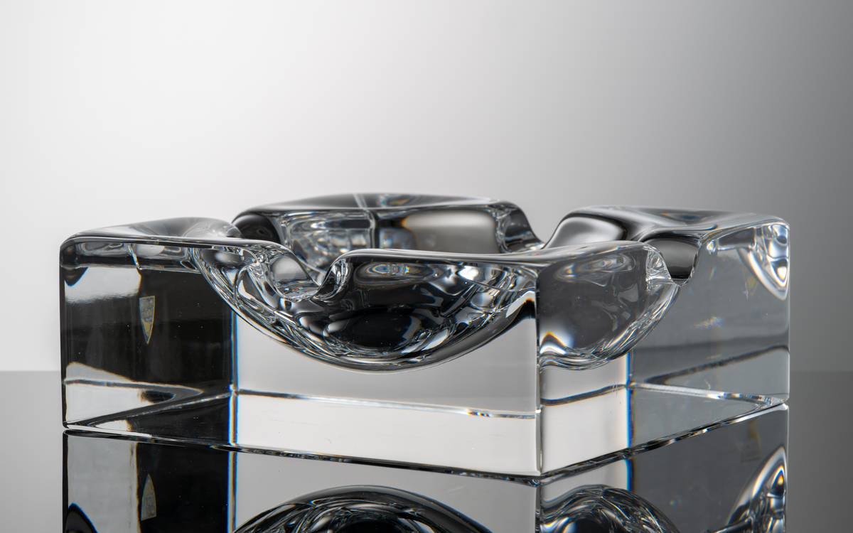 Formgivare: Lars Hellsten. Askfat i klarglas, kvadratisk form med fyra urtag i mynningskanten.