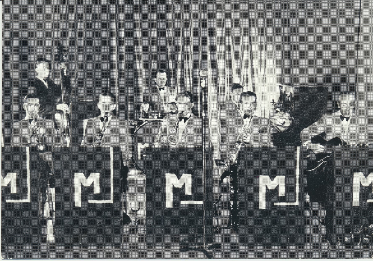 Musik i Nykvarn, gruppen Meteor var ett lokalt dansband som spelade i folkparken i Nykvarn och kringliggande orter. 

Meteor dansorketer 1939 Gunda Karlsson, Sven Gustavsson, Sven Rådström, Birger Lönndahl, Runde Lindell
på väg till spelning i Mölnbo Folkets Park Taxitransport Allan Johansson Nykvarn
Bertil Jardemyr tog bilden