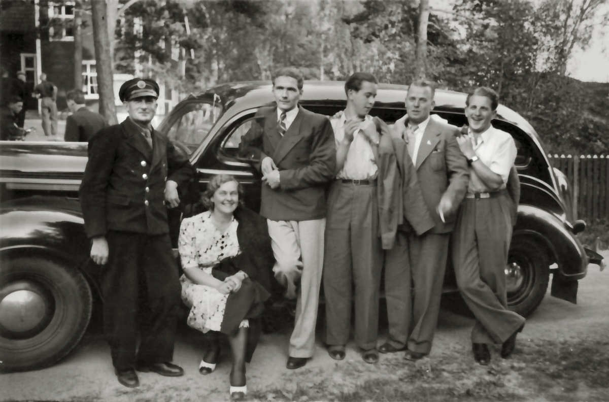 Musik i Nykvarn, gruppen Meteor var ett lokalt dansband som spelade i folkparken i Nykvarn och kringliggande orter. 

Meteor dansorketer 1939 Gunda Karlsson, Sven Gustavsson, Sven Rådström, Birger Lönndahl, Runde Lindell
på väg till spelning i Mölnbo Folkets Park Taxitransport Allan Johansson Nykvarn
Bertil Jardemyr tog bilden
