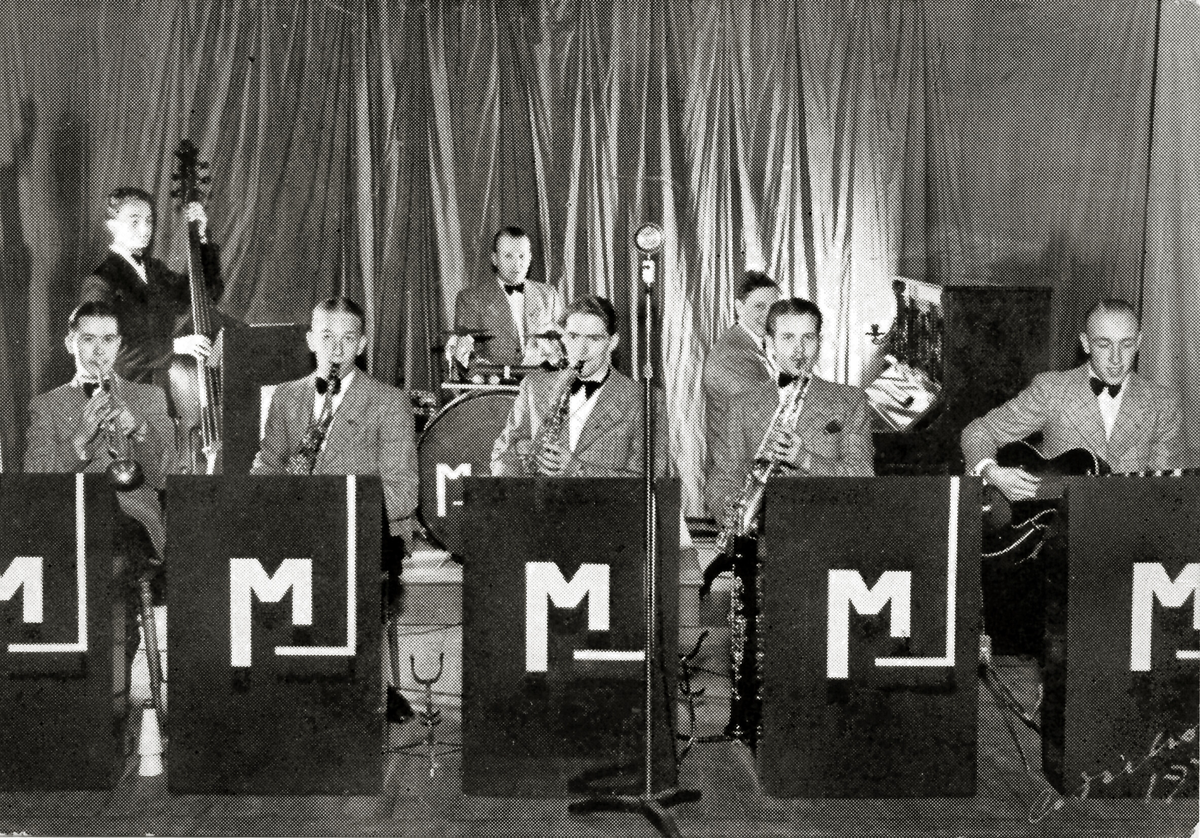 Musik i Nykvarn, gruppen Meteor var ett lokalt dansband som spelade i folkparken i Nykvarn och kringliggande orter. 

Meteor dansorketer 1939 Gunda Karlsson, Sven Gustavsson, Sven Rådström, Birger Lönndahl, Runde Lindell
på väg till spelning i Mölnbo Folkets Park Taxitransport Allan Johansson Nykvarn
Bertil Jardemyr tog bilden