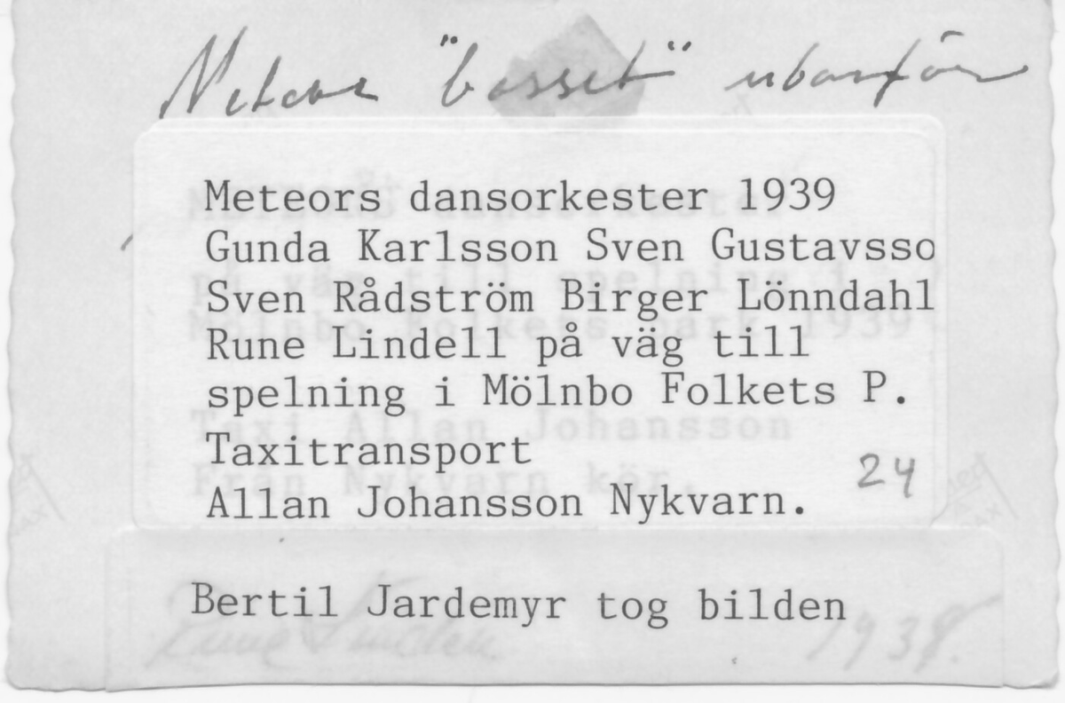 Musik i Nykvarn, gruppen Meteor var ett lokalt dansband som spelade i folkparken i Nykvarn och kringliggande orter. 

Meteor dansorketer 1939 Gunda Karlsson, Sven Gustavsson, Sven Rådström, Birger Lönndahl, Runde Lindell
på väg till spelning i Mölnbo Folkets Park Taxitransport Allan Johansson Nykvarn
Bertil Jardemyr tog bilden